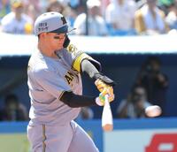 　１回、右前打を放つ森下（撮影・西岡正）