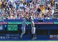 　５回、左越えに先制２ランを放ち佐藤輝に迎えられる森下（撮影・金田祐二）