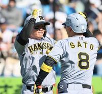 　５回、２ランを放った森太は佐藤輝とタッチを交わす（撮影・田中太一）