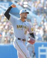 　７回のピンチをしのぎ、ガッツポーズのデュプランティエ（撮影・西岡正）