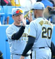 　ヤクルトに勝利し、デュプランティエ（右）とタッチを交わす藤川監督（撮影・西岡正）