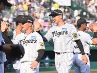 　試合に勝利し、ナインとタッチを交わす井上（右）＝撮影・西田忠信