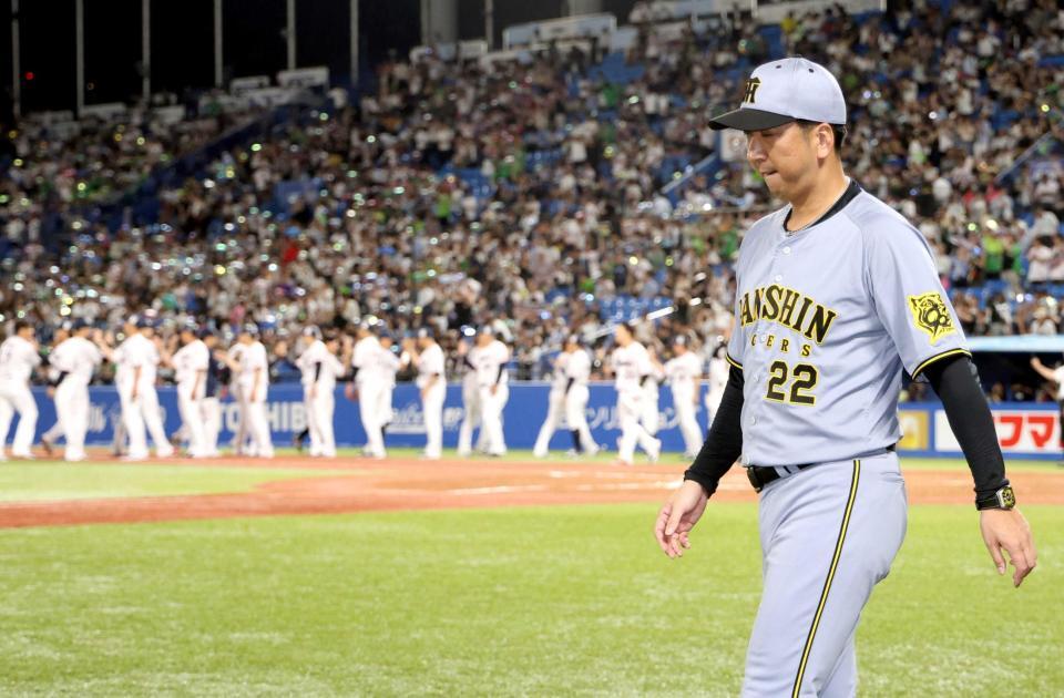 　無念の表情で引き揚げる藤川監督（撮影・田中太一）