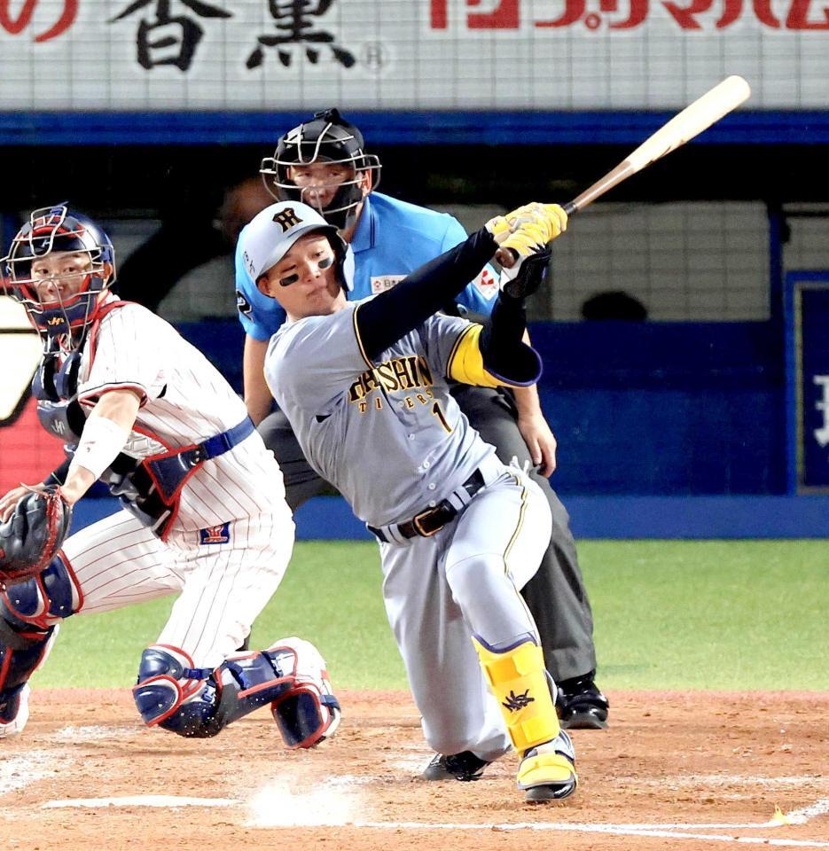 　４回、内野安打を放つ森下（撮影・金田祐二）