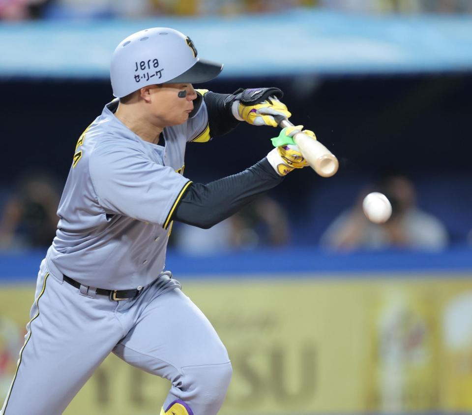 　４回、バントを試みる森下（撮影・西岡正）