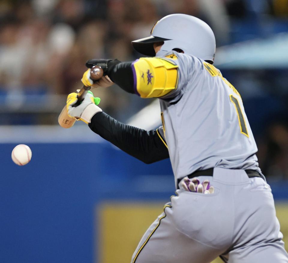 　４回、セーフティーバントを試みる森下（撮影・田中太一）