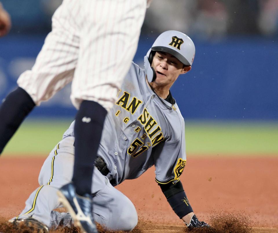 　４回、相手守備が乱れる間に三塁を陥れる中野（撮影・田中太一）