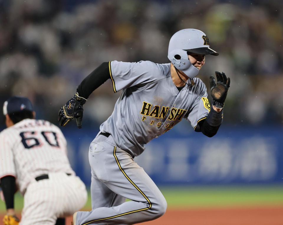 　４回、相手守備が乱れる間に三塁を蹴り本塁へ走る中野（撮影・田中太一）