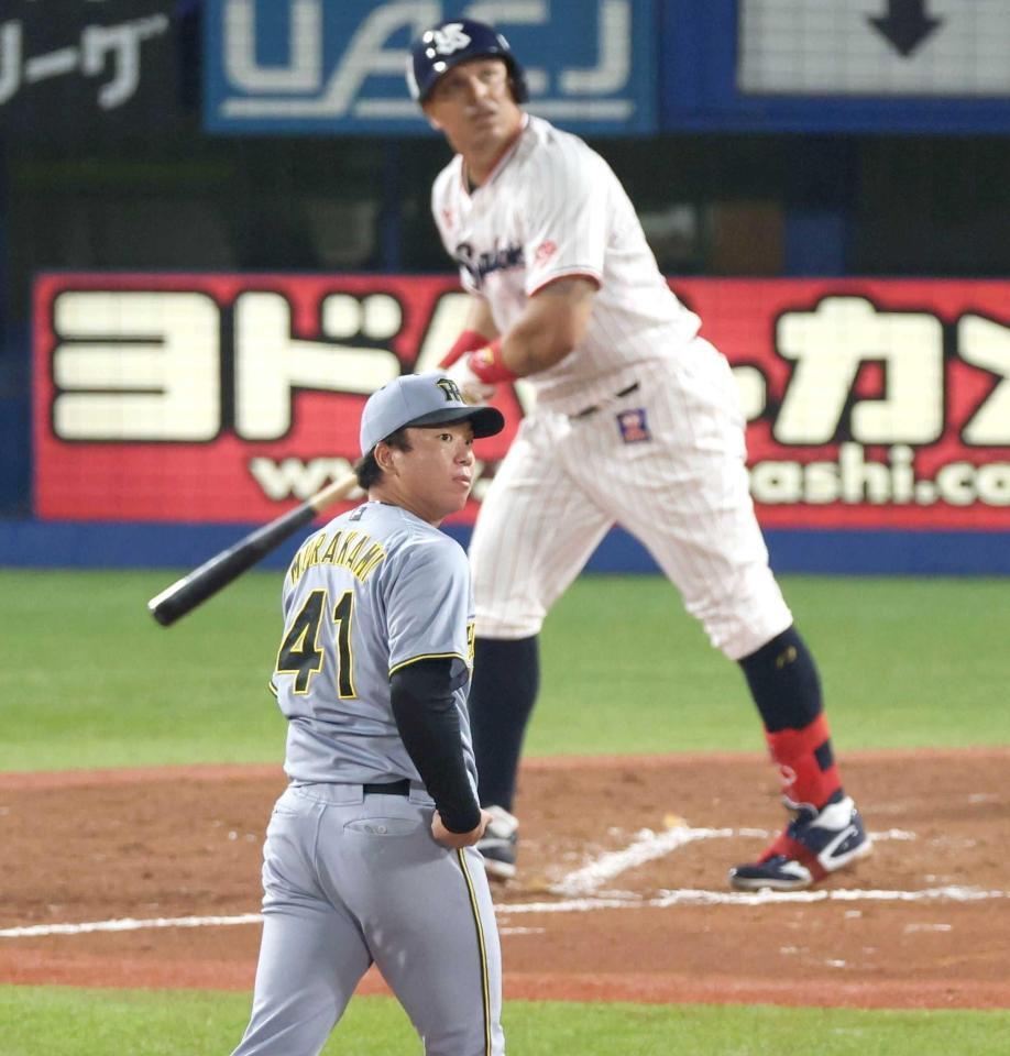 　７回、オスナに同点２ランを浴びる村上（撮影・金田祐二）