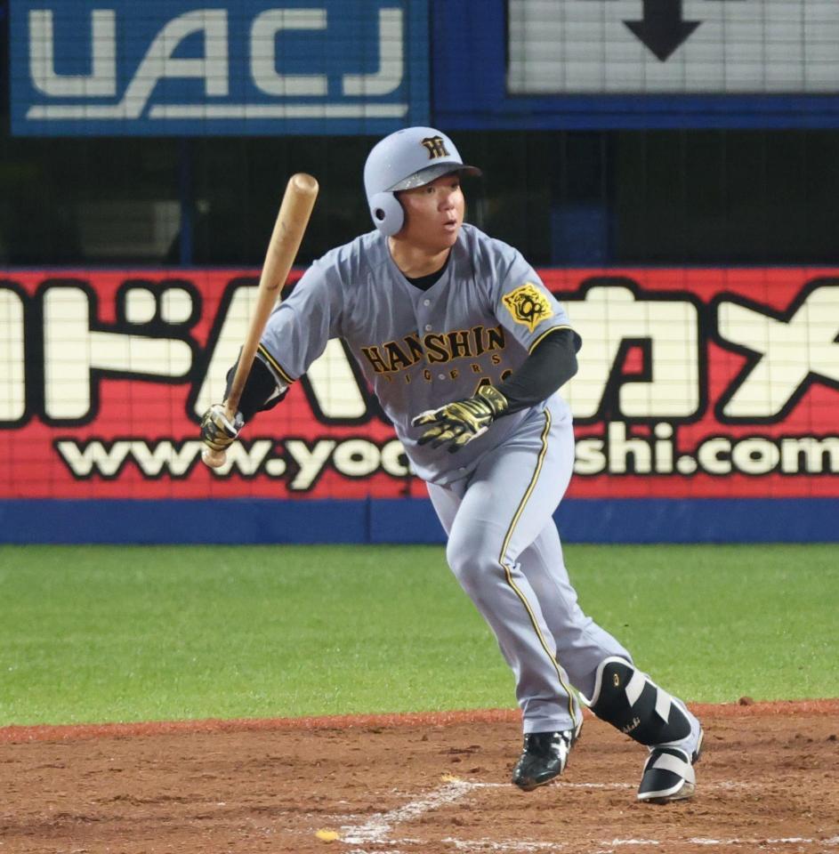 　５回、左前打を放つ村上（撮影・金田祐二）