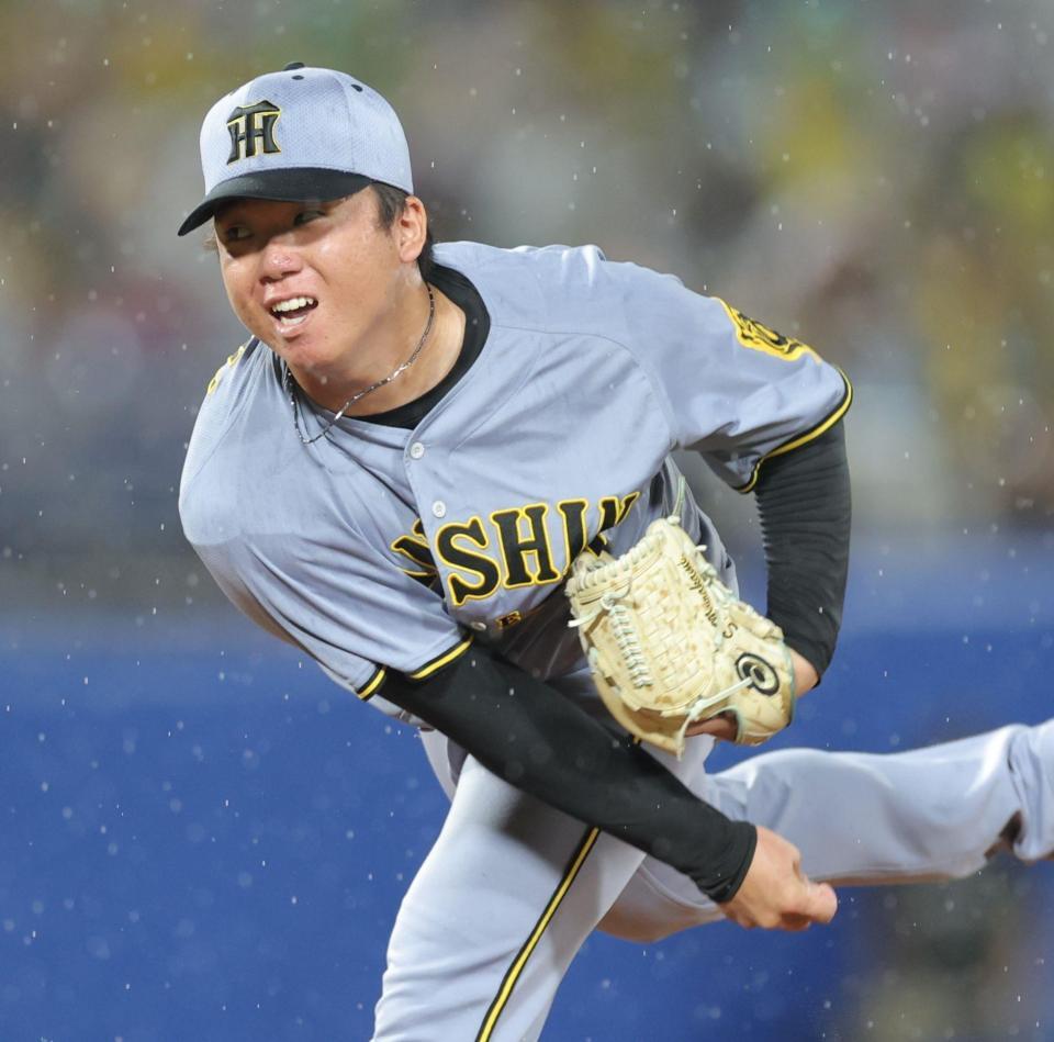 　４回、雨の中を力投する村上（撮影・西岡正）