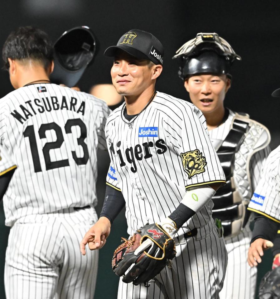 　勝利後、笑顔を見せる木浪（撮影・西田忠信）