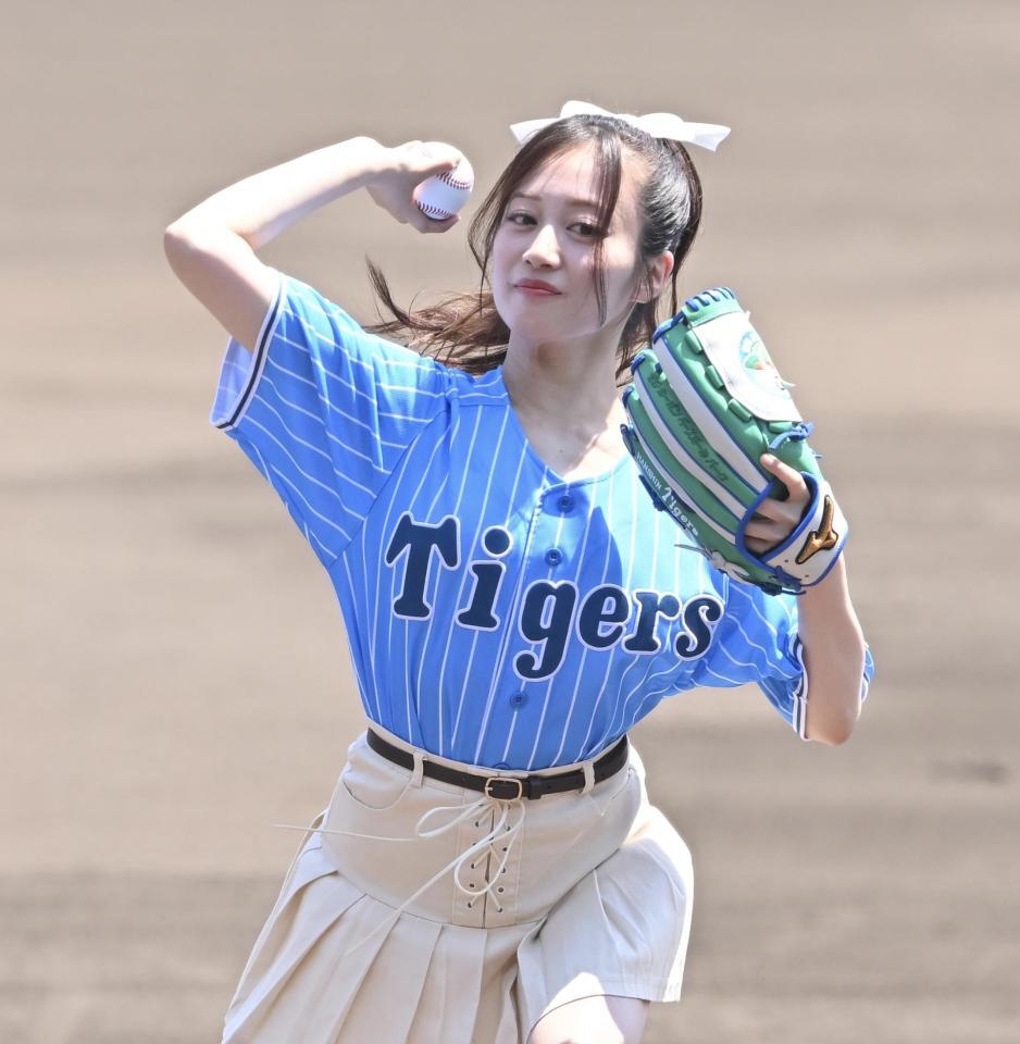 阪神2軍戦に人気アイドルが登場 Fピッチでファンを沸かせる/阪神