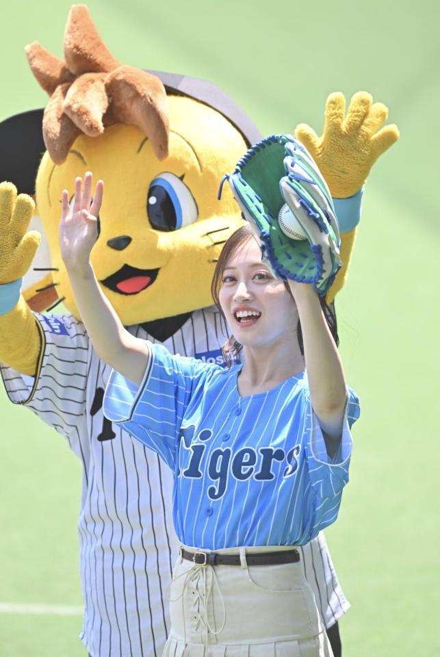 　試合前のグラウンドに姿を見せたＮＭＢ４８の川上千尋（撮影・西田忠信）