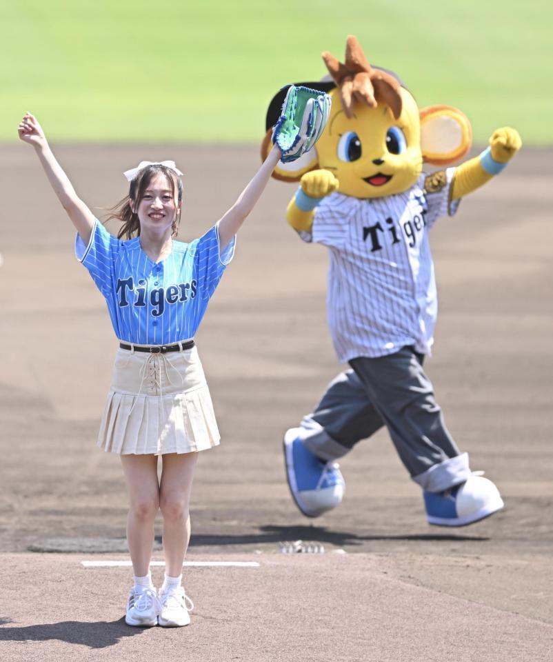 　投球を終え、笑顔でバンザイするＮＭＢ４８の川上千尋（撮影・西田忠信）