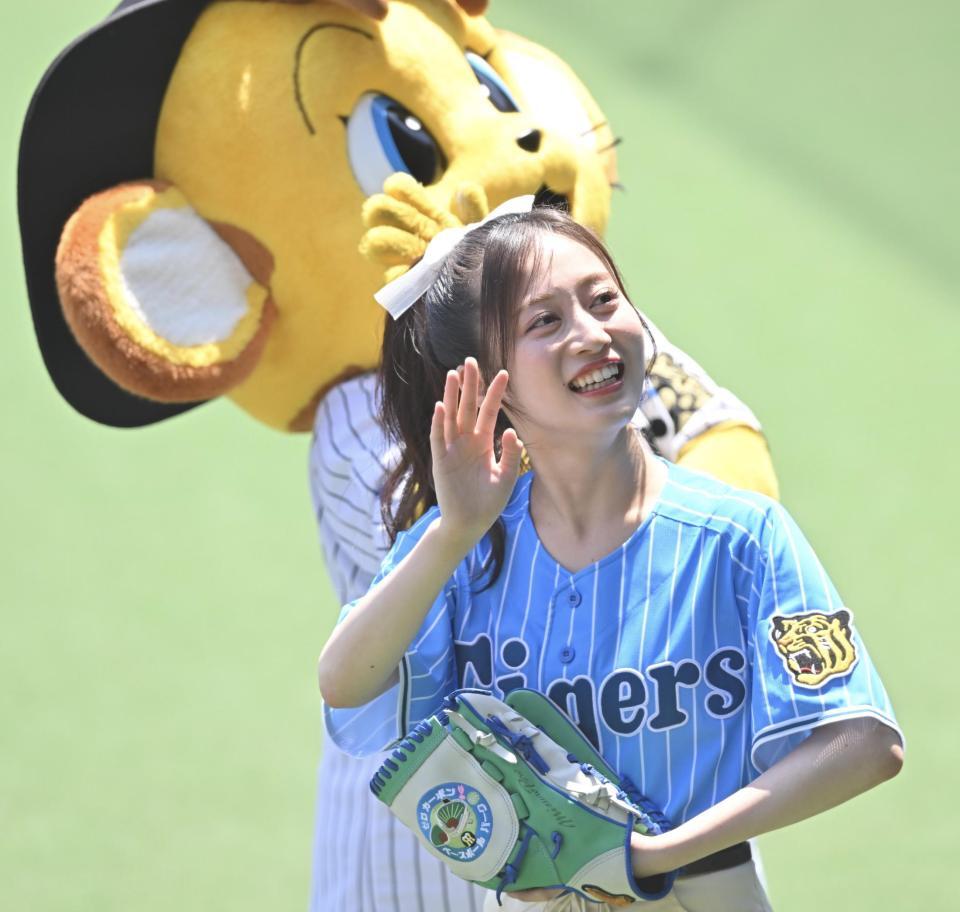 　試合前のグラウンドに姿を見せたＮＭＢ４８の川上千尋（撮影・西田忠信）