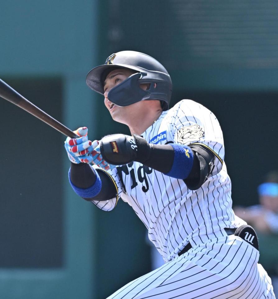 　２回、先制ソロを放つ井上（撮影・西田忠信）