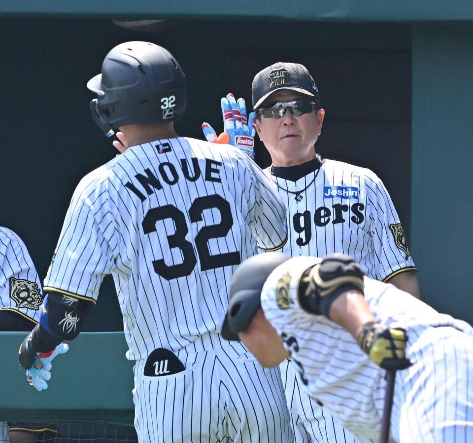 　２回、先制ソロの井上（左）を迎える平田２軍監督（撮影・西田忠信）