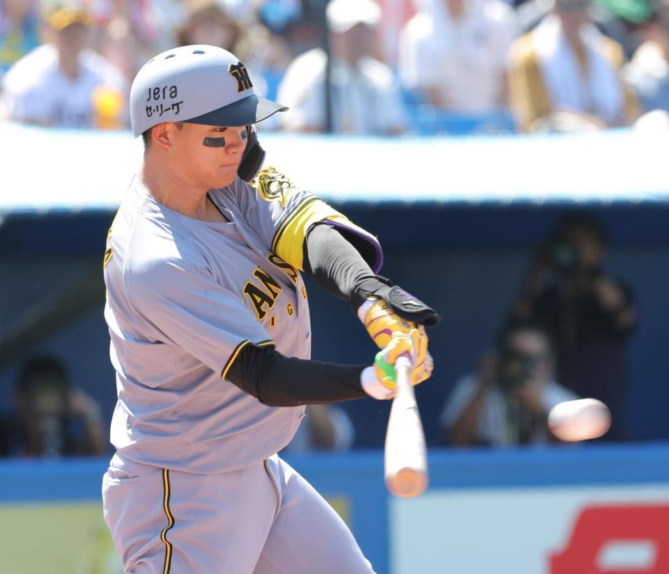 　１回、右前打を放つ森下（撮影・西岡正）