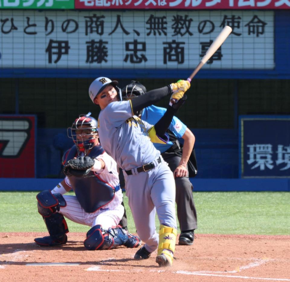 　５回、左越えに先制２ランを放つ森下（撮影・金田祐二）