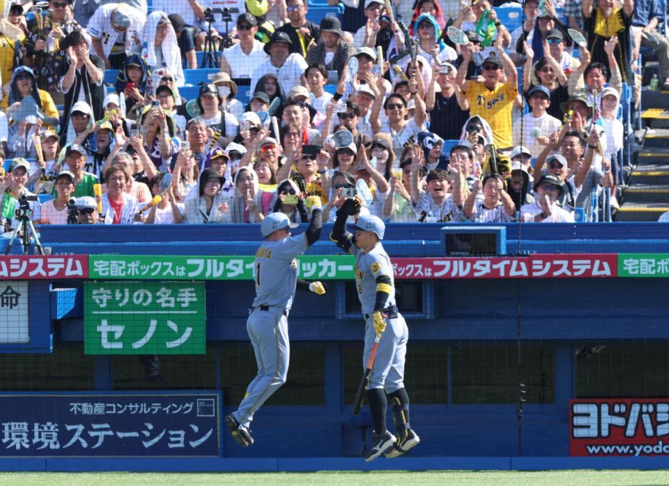 　５回、左越えに先制２ランを放ち佐藤輝に迎えられる森下（撮影・金田祐二）