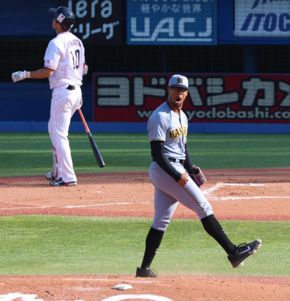 　７回、宮本を見逃し三振にしとめほえるデュプランティエ（撮影・金田祐二）