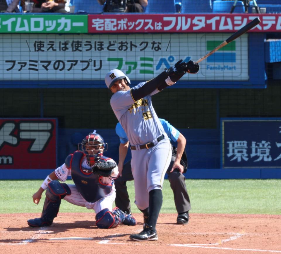 　４回、左前打を放つヘルナンデス（撮影・金田祐二）