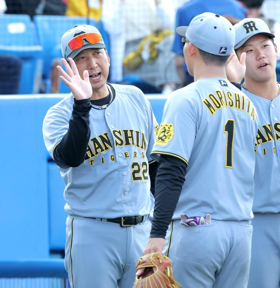 　ヤクルトに勝利し、森下翔太（右）とタッチを交わす藤川監督（撮影・西岡正）