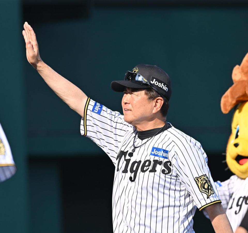 　試合に勝利し、ファンに手を振る平田２軍監督（撮影・西田忠信）