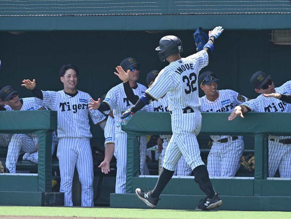 　２回、先制ソロを放った井上（３２）を迎えるナイン（撮影・西田忠信）