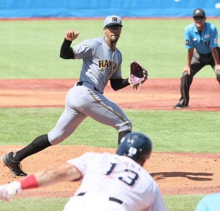 　１回、オスナを捕ゴロに打ち取るデュプランティエ（撮影・田中太一）