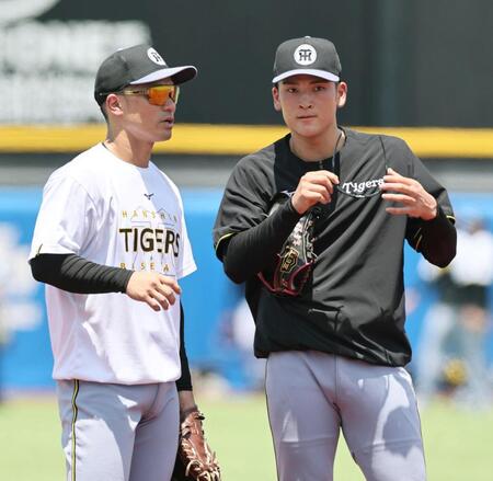 　坂本と話をする高寺（撮影・田中太一）