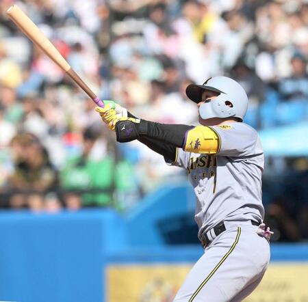 　５回、先制２ランを放つ森下（撮影・田中太一）