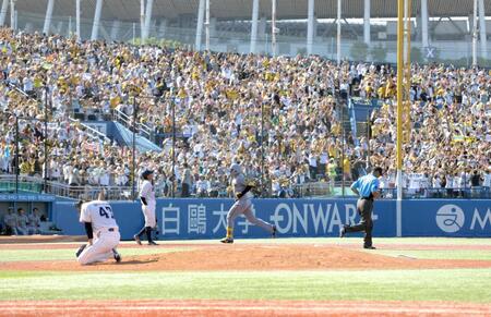 　５回、先制２ランを放ち、ファンの歓声の中を本塁へ向かう森下（撮影・西岡正）
