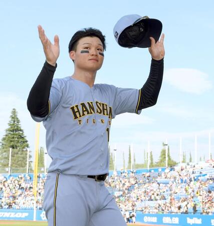 　お立ち台で声援に応える森下（撮影・田中太一）