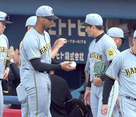 　岩崎（右）からウイニングボールを受け取る（撮影・金田祐二）