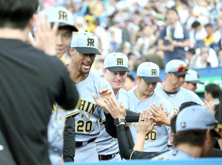 　勝ち星を挙げたデュプランティエはナインらとタッチを交わす（撮影・田中太一）