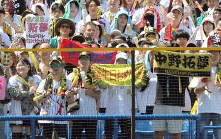 　中野の誕生日を祝福するファン（撮影・西岡正）