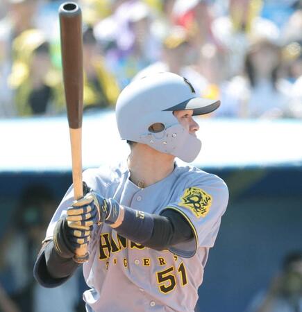 　１回、右前打を放つ中野（撮影・西岡正）