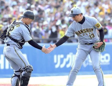 　最後を締め、坂本（左）と握手する岩崎（撮影・西岡正）