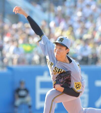 　８回途中に登板し力投する湯浅（撮影・西岡正）