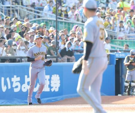 　８回のピンチで及川（右）から交代して登板する湯浅（撮影・西岡正）