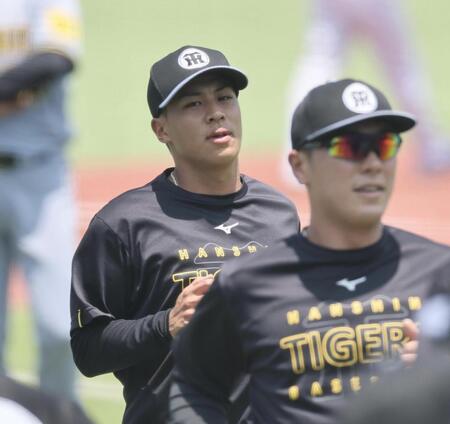 　ウオーミングアップをする植田（奥）＝撮影・田中太一