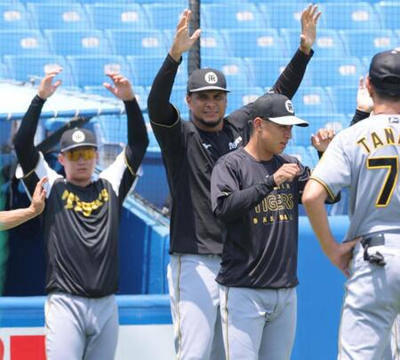 　試合前練習でアップするヘルナンデス（中央）＝撮影・西岡正