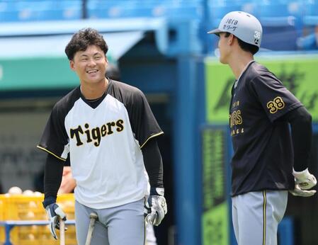 　小幡と話をする前川（撮影・田中太一）
