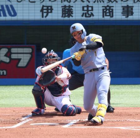 　１回、左中間に先制ソロを放つ森下（撮影・金田祐二）