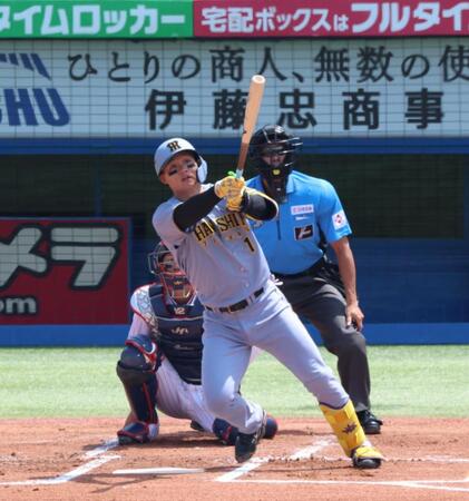 　１回、左中間に先制ソロを放つ森下（撮影・金田祐二）