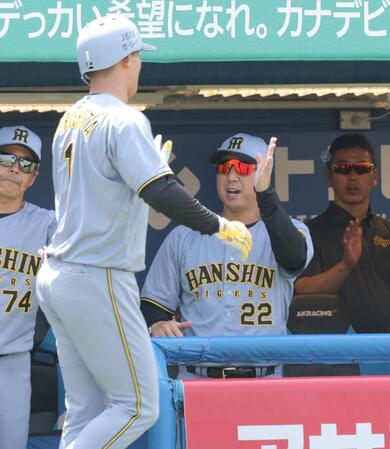 阪神・藤川監督が初回リクエスト成功　神宮の虎党大歓声　伊藤将が巧みな一塁けん制、大山が素早く走者・オスナの手にタッチ