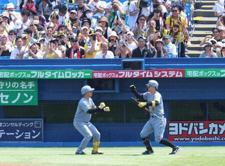 　１回、左中間に先制ソロを放ち、佐藤輝に迎えられる森下（撮影・金田祐二）