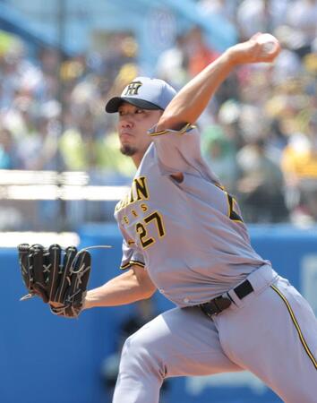 　ヤクルト戦に先発し力投する伊藤将（撮影・西岡正）